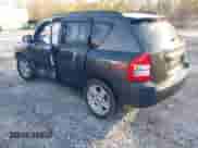 2010 Jeep Compass Sport z VIN 1J4NT1FB0AD677985, wystawiony jako IAAI lot #41348637 z przebiegiem 213 531 mil mil oraz . Historia ofert i sprzedaży dostępna na DreamBid. Obrazek 3.
