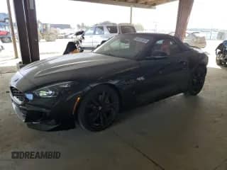 2025 BMW Z4 sDriveM40i z VIN WBAHF9C05SWY43531, wystawiony jako Copart lot #46370325 z przebiegiem 1 943 mil mil oraz Szkoda całkowita • Salvage title. Historia ofert i sprzedaży dostępna na DreamBid. Obrazek 1.