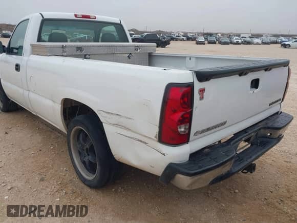 2005 Chevrolet Silverado 1500 z VIN 1GCEC14V15Z234840, wystawiony jako IAAI lot #41680492 z przebiegiem 264 652 mil mil oraz . Historia ofert i sprzedaży dostępna na DreamBid. Obrazek 6.