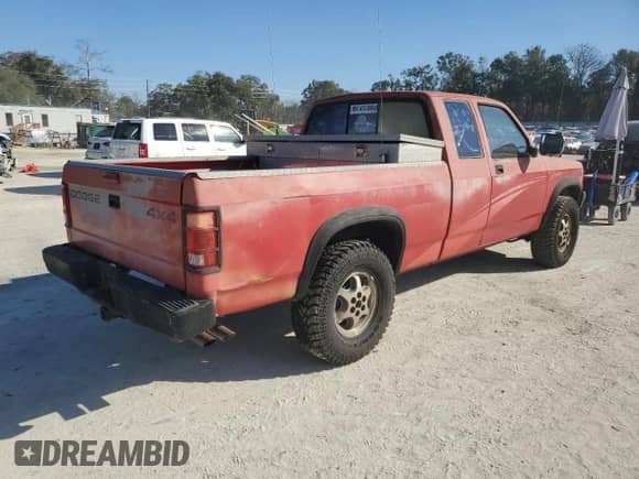 1996 Dodge Dakota z VIN 1B7GG23X6TS576876, wystawiony jako Copart lot #42196385 z przebiegiem 261 335 mil mil oraz Szkoda całkowita • Salvage title. Historia ofert i sprzedaży dostępna na DreamBid. Obrazek 3.