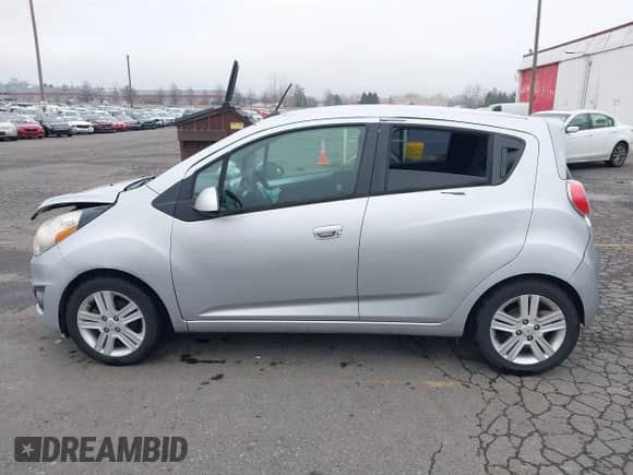 2013 Chevrolet Spark LS z VIN KL8CB6S9XDC596205, wystawiony jako IAAI lot #41321080 z przebiegiem 121 820 mil mil oraz . Historia ofert i sprzedaży dostępna na DreamBid. Obrazek 14.