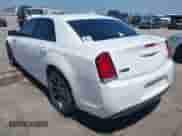 2015 Chrysler 300 S с VIN 2C3CCABG8FH872326, выставлен на аукционе IAAI как лот 42449562 с пробегом 105 752 миль миль и . История ставок и продаж доступна на DreamBid. Изображение 3.