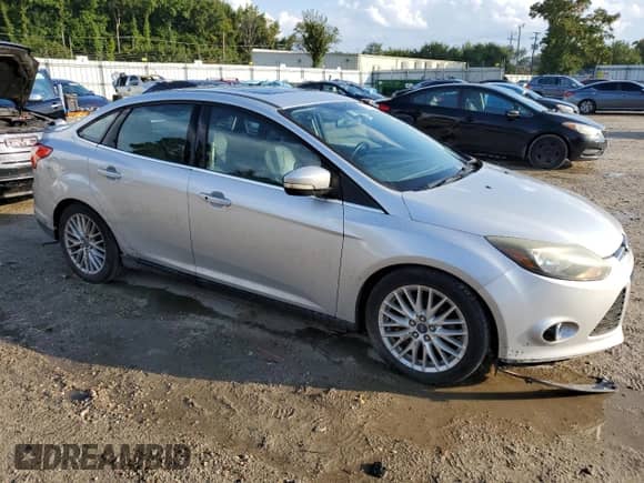2013 Ford Focus Titanium with VIN 1FADP3J25DL141378, listed as a Copart auction lot 81845345 with 178,976 mi miles and Clean title. Bid and sale history available at DreamBid. Image 4.