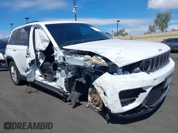 2024 Jeep Grand Cherokee Altitude with VIN 1C4RJHAG5RC247363, listed as a IAAI auction lot 43262188 with 11,701 mi miles and . Bid and sale history available at DreamBid. Image 6.