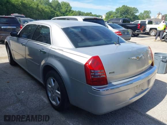 2006 Chrysler 300 C with VIN 2C3KK63H46H354491, listed as a IAAI auction lot 42656205 with 123,209 mi miles and . Bid and sale history available at DreamBid. Image 3.