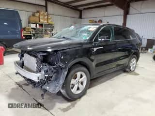 2023 Kia Sorento LX z VIN 5XYRGDLC6PG203303, wystawiony jako Copart lot #90226405 z przebiegiem 58 445 mil mil oraz Szkoda całkowita • Salvage title. Historia ofert i sprzedaży dostępna na DreamBid. Obrazek 1.