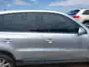 2017 Volkswagen Tiguan S с VIN WVGBV7AX6HK051108, выставлен на аукционе IAAI как лот 42451827 с пробегом 58 462 миль миль и . История ставок и продаж доступна на DreamBid. Изображение 14.