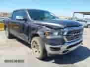 2020 Ram 1500 Laramie z VIN 1C6SRFJT7LN322837, wystawiony jako IAAI lot #42472602 z przebiegiem 64 032 mil mil oraz . Historia ofert i sprzedaży dostępna na DreamBid. Obrazek 1.