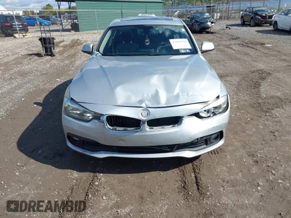 2016 BMW 3 Series 320i xDrive z VIN WBA8E5G58GNT41658, wystawiony jako IAAI lot #43407978 z przebiegiem 117 880 mil mil oraz . Historia ofert i sprzedaży dostępna na DreamBid. Obrazek 6.