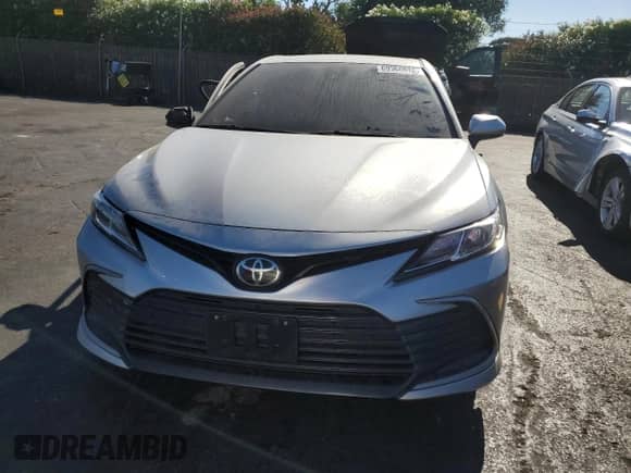 2021 Toyota Camry LE z VIN 4T1C11AK0MU469339, wystawiony jako Copart lot #69966615 z przebiegiem 115 084 mil mil oraz Szkoda całkowita • Salvage title. Historia ofert i sprzedaży dostępna na DreamBid. Obrazek 5.