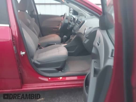 2015 Chevrolet Sonic LT с VIN 1G1JC5SH8F4220010, выставлен на аукционе IAAI как лот 42921568 с пробегом 53 806 миль миль и . История ставок и продаж доступна на DreamBid. Изображение 5.
