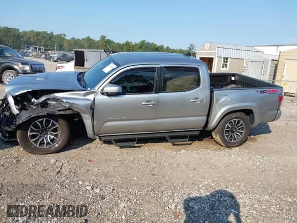 2023 Toyota Tacoma SR z VIN 3TMCZ5AN1PM619840, wystawiony jako IAAI lot #43224940 z przebiegiem 26 442 mil mil oraz . Historia ofert i sprzedaży dostępna na DreamBid. Obrazek 15.