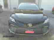 2023 Toyota Camry LE z VIN 4T1C11AK5PU774355, wystawiony jako Copart lot #64551525 z przebiegiem 23 166 mil mil oraz Czysty tytuł • Clean title. Historia ofert i sprzedaży dostępna na DreamBid. Obrazek 5.