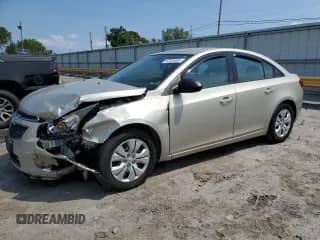 2013 Chevrolet Cruze LS z VIN 1G1PA5SH0D7249822, wystawiony jako Copart lot #67304665 z przebiegiem 95 647 mil mil oraz Szkoda całkowita • Salvage title. Historia ofert i sprzedaży dostępna na DreamBid. Obrazek 1.