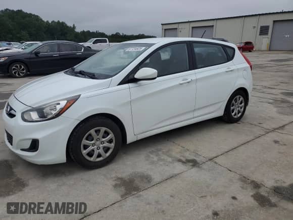 2013 Hyundai Accent GS z VIN KMHCT5AE1DU129726, wystawiony jako Copart lot #67724925 z przebiegiem 83 799 mil mil oraz Szkoda całkowita • Salvage title. Historia ofert i sprzedaży dostępna na DreamBid. Obrazek 1.