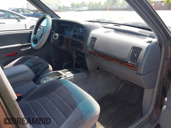 1996 Jeep Grand Cherokee Laredo z VIN 1J4GZ58Y2TC354076, wystawiony jako IAAI lot #42572842 z przebiegiem 172 282 mil mil oraz . Historia ofert i sprzedaży dostępna na DreamBid. Obrazek 5.