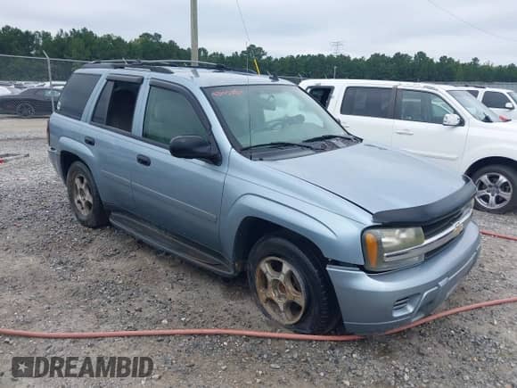 2006 Chevrolet TrailBlazer LT z VIN 1GNDS13S462338763, wystawiony jako IAAI lot #43145852 z przebiegiem 147 745 mil mil oraz . Historia ofert i sprzedaży dostępna na DreamBid. Obrazek 1.
