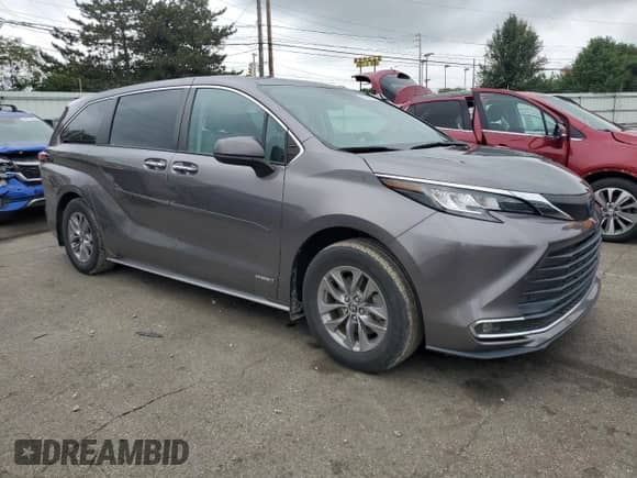 2021 Toyota Sienna XLE z VIN 5TDYRKEC3MS027493, wystawiony jako Copart lot #83945605 z przebiegiem 116 431 mil mil oraz Szkoda całkowita • Salvage title. Historia ofert i sprzedaży dostępna na DreamBid. Obrazek 4.