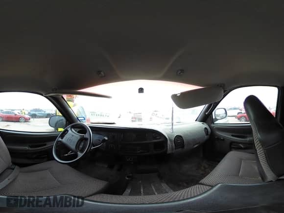 2000 Dodge 1500 z VIN 3B7HC12Y6YG149085, wystawiony jako IAAI lot #41453173 z przebiegiem 150 218 mil mil oraz . Historia ofert i sprzedaży dostępna na DreamBid. Obrazek 18.