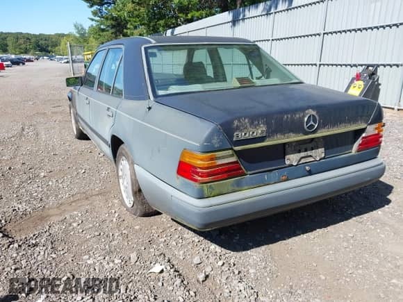 1988 Mercedes-Benz 300 E z VIN WDBEA30D7JA621107, wystawiony jako IAAI lot #43081479 z przebiegiem 118 345 mil mil oraz . Historia ofert i sprzedaży dostępna na DreamBid. Obrazek 3.