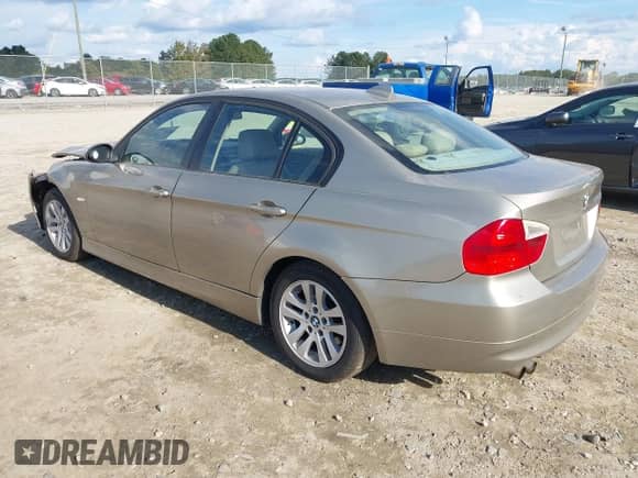 2007 BMW 3 Series 328xi z VIN WBAVC93577K031069, wystawiony jako IAAI lot #43398017 z przebiegiem 157 254 mil mil oraz . Historia ofert i sprzedaży dostępna na DreamBid. Obrazek 3.