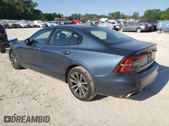 2022 Volvo S60 Momentum z VIN 7JRL12FZ3NG161437, wystawiony jako Copart lot #52924345 z przebiegiem 45 032 mil mil oraz Nie do naprawy • Non repairable. Historia ofert i sprzedaży dostępna na DreamBid. Obrazek 2.