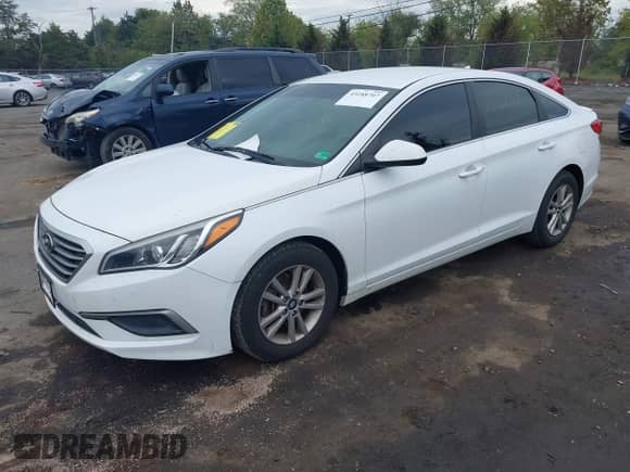 2017 Hyundai Sonata SE z VIN 5NPE24AF5HH581648, wystawiony jako IAAI lot #43288707 z przebiegiem 130 477 mil mil oraz . Historia ofert i sprzedaży dostępna na DreamBid. Obrazek 2.