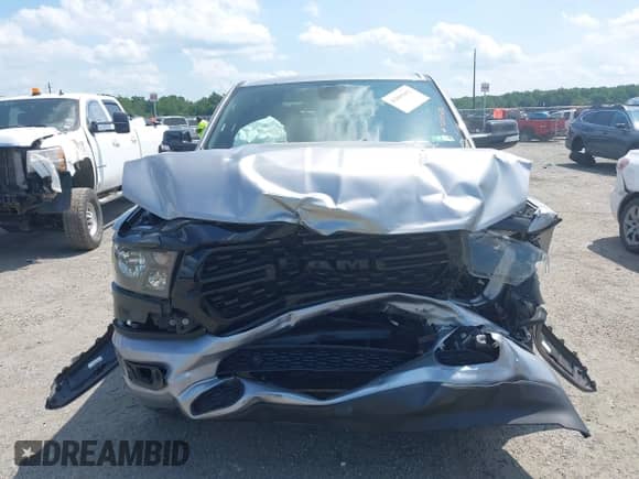 2022 Ram 1500 Big Horn z VIN 1C6RRFFG7NN401311, wystawiony jako IAAI lot #42803692 z przebiegiem 72 150 mil mil oraz . Historia ofert i sprzedaży dostępna na DreamBid. Obrazek 6.