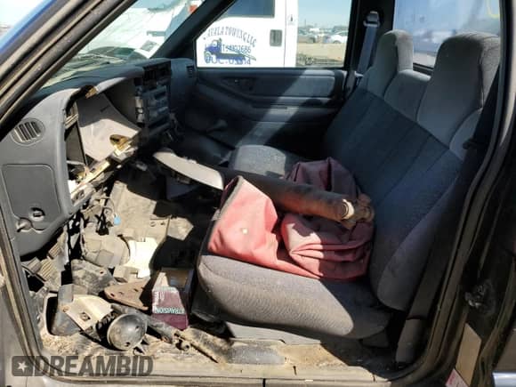 1994 Chevrolet S-10 с VIN 1GCCS1447R8219837, выставлен на аукционе Copart как лот 49135835 с пробегом 230 983 миль миль и Чистый • Clean title. История ставок и продаж доступна на DreamBid. Изображение 7.