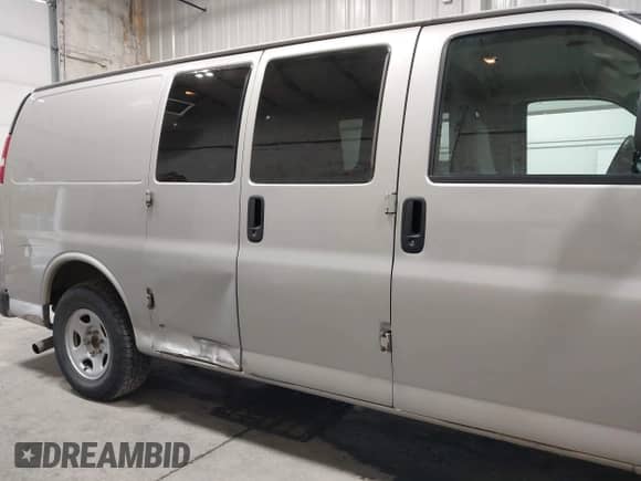 2005 Chevrolet Express Cargo с VIN 1GCFH15T851101350, выставлен на аукционе IAAI как лот 43075063 с пробегом 135 362 миль миль и . История ставок и продаж доступна на DreamBid. Изображение 6.