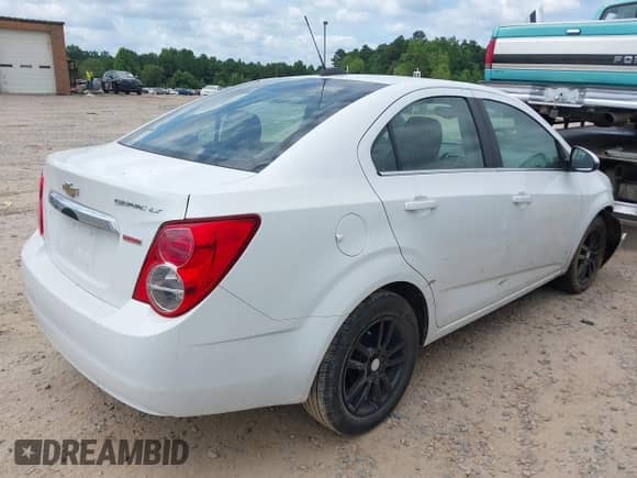 2015 Chevrolet Sonic LT с VIN 1G1JC5SB9F4220433, выставлен на аукционе IAAI как лот 42764931 с пробегом 108 757 миль миль и . История ставок и продаж доступна на DreamBid. Изображение 4.