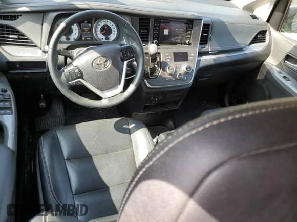 2020 Toyota Sienna SE z VIN 5TDXZ3DC9LS072925, wystawiony jako Copart lot #56758795 z przebiegiem 55 593 mil mil oraz Szkoda całkowita • Salvage title. Historia ofert i sprzedaży dostępna na DreamBid. Obrazek 8.