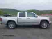 2011 Chevrolet Colorado 1LT z VIN 1GCHTCFE4B8111542, wystawiony jako IAAI lot #42168554 z przebiegiem 79 611 mil mil oraz . Historia ofert i sprzedaży dostępna na DreamBid. Obrazek 13.