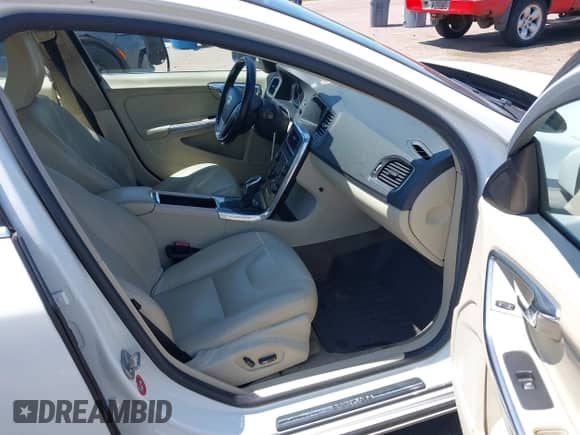 2015 Volvo S60 T5 Drive-E Premier with VIN YV140MFB5F1315522, listed as a IAAI auction lot 42752661 with 173,288 mi miles and . Bid and sale history available at DreamBid. Image 5.