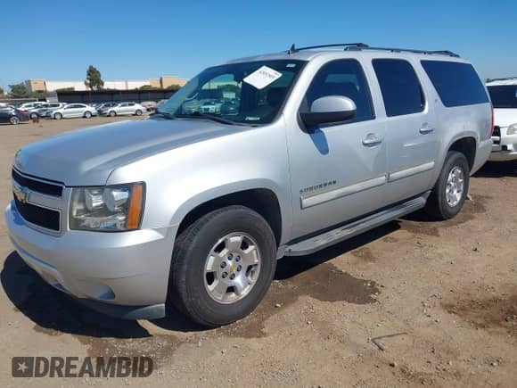 2010 Chevrolet Suburban LT z VIN 1GNUCJE04AR251342, wystawiony jako IAAI lot #42851505 z przebiegiem 243 731 mil mil oraz . Historia ofert i sprzedaży dostępna na DreamBid. Obrazek 2.