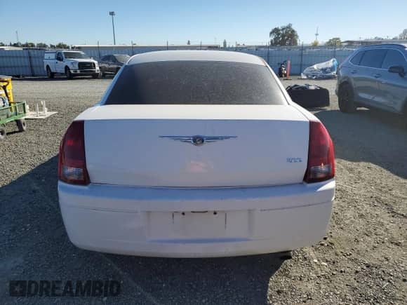2006 Chrysler 300 with VIN 2C3KA43R46H388656, listed as a Copart auction lot 82635565 with 309,784 mi miles and Salvage title. Bid and sale history available at DreamBid. Image 6.
