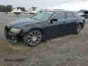 2013 Chrysler 300 S z VIN 2C3CCABG5DH527431, wystawiony jako Copart lot #82353345 z przebiegiem 201 609 mil mil oraz Szkoda całkowita • Salvage title. Historia ofert i sprzedaży dostępna na DreamBid. Obrazek 1.