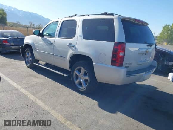 2014 Chevrolet Tahoe LTZ z VIN 1GNSKCE0XER128575, wystawiony jako IAAI lot #42009959 z przebiegiem 129 628 mil mil oraz . Historia ofert i sprzedaży dostępna na DreamBid. Obrazek 3.