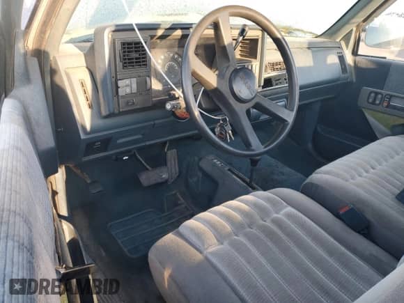 1991 GMC Sierra 1500 с VIN 1GTDK14K2ME501736, выставлен на аукционе Copart как лот 81644004 с пробегом Не указан миль и Чистый • Clean title. История ставок и продаж доступна на DreamBid. Изображение 8.