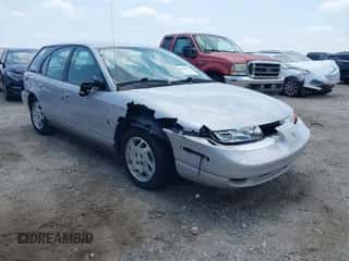 2000 Saturn SW z VIN 1G8ZN8274YZ125358, wystawiony jako IAAI lot #42594615 z przebiegiem 120 506 mil mil oraz . Historia ofert i sprzedaży dostępna na DreamBid. Obrazek 1.