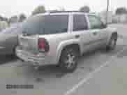 2004 Chevrolet TrailBlazer LT z VIN 1GNDS13S342106362, wystawiony jako IAAI lot #43530651 z przebiegiem 299 317 mil mil oraz . Historia ofert i sprzedaży dostępna na DreamBid. Obrazek 4.