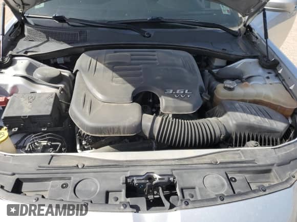 2020 Chrysler 300 S z VIN 2C3CCAGG1LH151057, wystawiony jako Copart lot #56921355 z przebiegiem 195 134 mil mil oraz Szkoda całkowita • Salvage title. Historia ofert i sprzedaży dostępna na DreamBid. Obrazek 11.