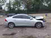 2015 Volvo S60 T5 Drive-E Premier z VIN YV126MFK4F1343110, wystawiony jako IAAI lot #43292498 z przebiegiem 59 841 mil mil oraz . Historia ofert i sprzedaży dostępna na DreamBid. Obrazek 13.