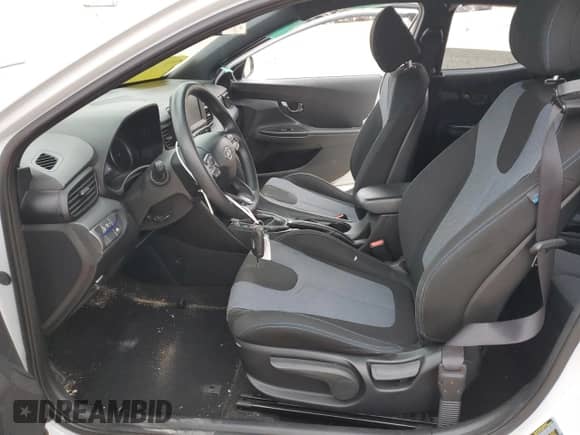 2019 Hyundai Veloster 2.0 z VIN KMHTG6AF5KU018693, wystawiony jako Copart lot #76660363 z przebiegiem 74 498 mil mil oraz . Historia ofert i sprzedaży dostępna na DreamBid. Obrazek 7.