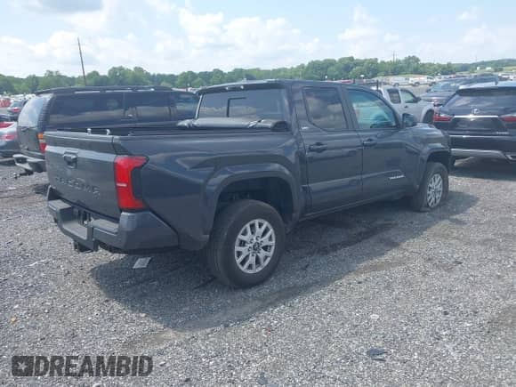 2024 Toyota Tacoma SR5 z VIN 3TMLB5JN3RM039609, wystawiony jako IAAI lot #42811469 z przebiegiem 19 681 mil mil oraz . Historia ofert i sprzedaży dostępna na DreamBid. Obrazek 4.
