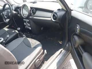 2009 MINI Hardtop with VIN WMWMF33549TU71313, listed as a IAAI auction lot 42483891 with 122,577 mi miles and . Bid and sale history available at DreamBid. Image 5.