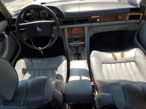 1984 Mercedes-Benz 500 с VIN WDBCA37A2EA051770, выставлен на аукционе Copart как лот 51435455 с пробегом 125 149 миль миль и Чистый • Clean title. История ставок и продаж доступна на DreamBid. Изображение 8.