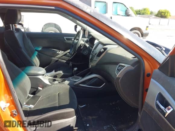 2017 Hyundai Veloster Value Edition z VIN KMHTC6AD0HU310528, wystawiony jako IAAI lot #42899436 z przebiegiem 124 865 mil mil oraz . Historia ofert i sprzedaży dostępna na DreamBid. Obrazek 5.