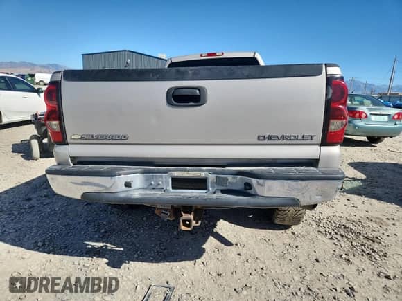 2005 Chevrolet Silverado 2500HD LT с VIN 1GCHK23245F853415, выставлен на аукционе Copart как лот 82228315 с пробегом 217 250 миль миль и Списание • Salvage title. История ставок и продаж доступна на DreamBid. Изображение 6.