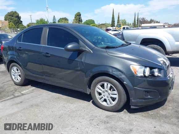 2014 Chevrolet Sonic LT z VIN 1G1JC5SB7E4146444, wystawiony jako IAAI lot #42014386 z przebiegiem 85 122 mil mil oraz . Historia ofert i sprzedaży dostępna na DreamBid. Obrazek 13.